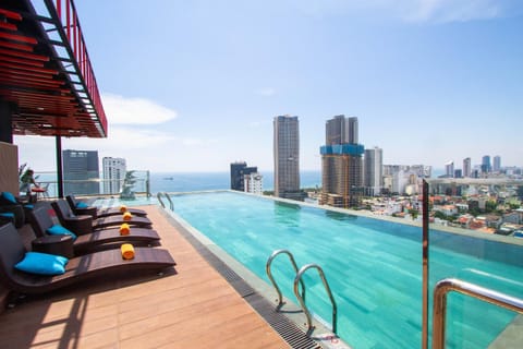 Property building, Day, Natural landscape, View (from property/room), Balcony/Terrace, City view, Pool view, Sea view, Swimming pool, sunbed