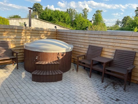 Patio, Day, Hot Tub