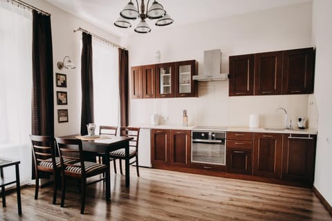 Kitchen or kitchenette, Dining area