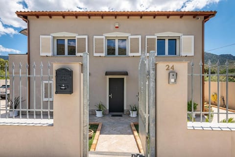 Property building, Patio, Facade/entrance
