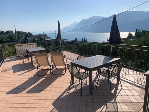 Balcony/Terrace, Dining area, Lake view