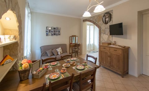 TV and multimedia, Kitchen or kitchenette, Living room, Dining area