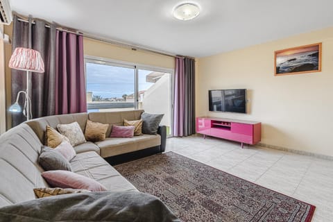 Living room, Seating area, Guests, Guests
