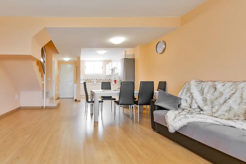 Living room, Seating area, Guests, group of guests