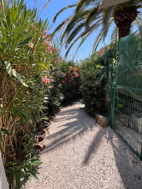 SIMONE, Appartement maison, quartier calme, grande terrasse, SPA, barbecue, 2 chambres Apartment in Saint-Raphael