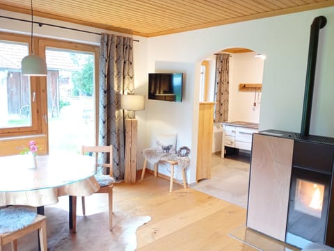 TV and multimedia, Living room, Seating area, Dining area, oven