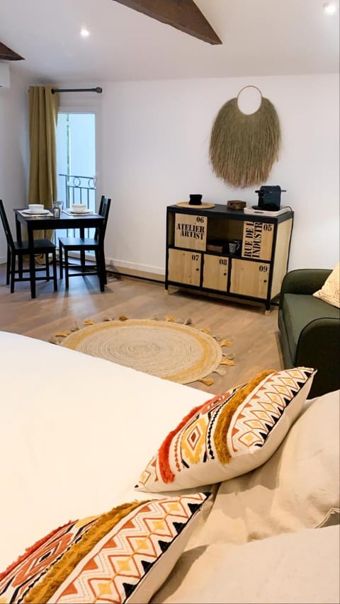 Seating area, Dining area, Bedroom