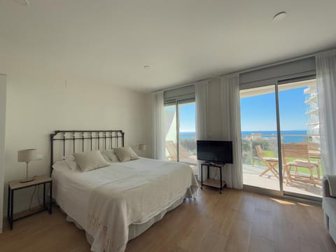 Communal lounge/ TV room, Bed, TV and multimedia, Photo of the whole room, Evening entertainment, Bedroom, Sea view