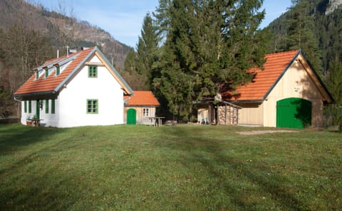 Property building, Facade/entrance, Natural landscape, Bird's eye view, Garden, On site, Mountain view, River view