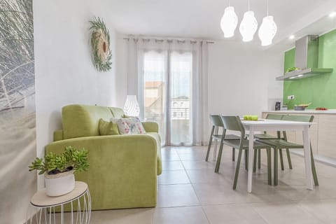 Kitchen or kitchenette, Living room, Seating area, Dining area, dishwasher, washing machine