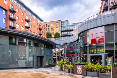 Stylish City 2 Bed, 2 Bath, FREE PARKING & WiFi Apartment in Sheffield