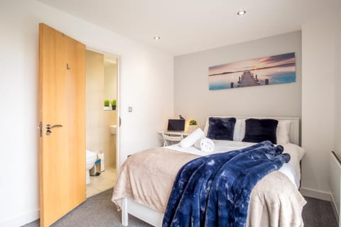 Stylish City 2 Bed, 2 Bath, FREE PARKING & WiFi Apartment in Sheffield