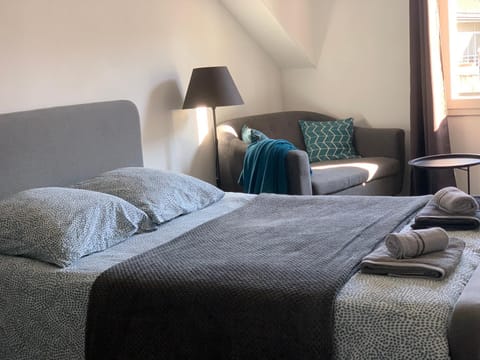 Bed, Living room, Photo of the whole room, Seating area, Bedroom, towels