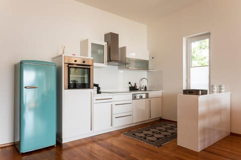 Kitchen or kitchenette, dishwasher, stove