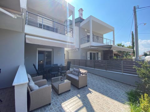 Property building, Patio, Balcony/Terrace, Seating area