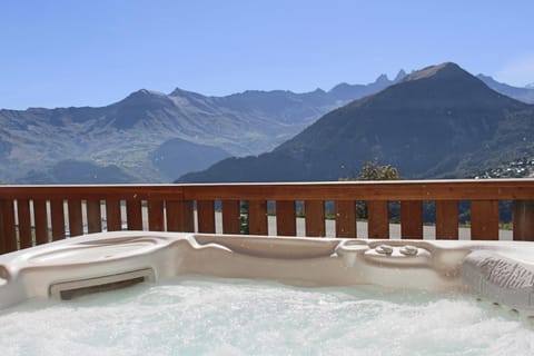 REFLET DES AIGUILLES - Chalet avec Jacuzzi Chalet in Villarembert