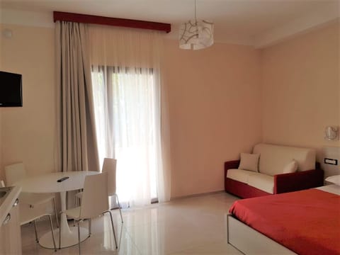 Kitchen or kitchenette, Dining area, Bedroom