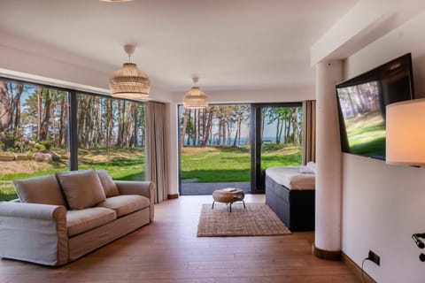 Communal lounge/ TV room, Bed, TV and multimedia, Living room, Photo of the whole room, Seating area, Bedroom, Sea view