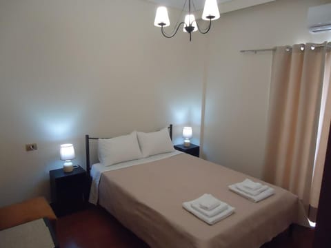 TV and multimedia, Seating area, Bedroom