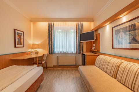Bed, Photo of the whole room, Seating area, minibar, safe, air conditioner
