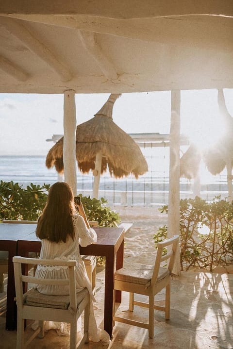 Restaurant/places to eat, Natural landscape, Balcony/Terrace, Seating area, Dining area, Beach, Sea view, Swimming pool, Breakfast