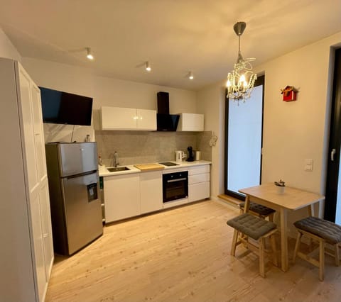 Coffee/tea facilities, Kitchen or kitchenette, Dining area, dishwasher, stove