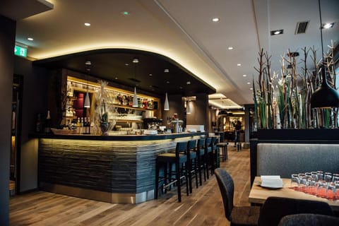 Restaurant/places to eat, Lounge or bar