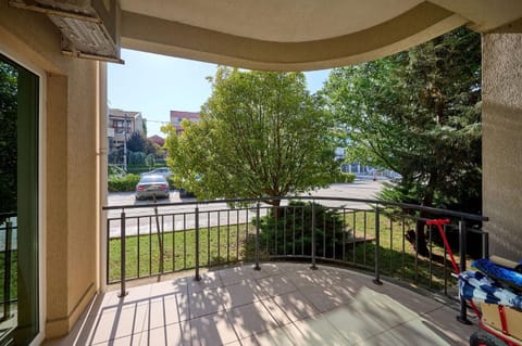 Day, Balcony/Terrace, Parking