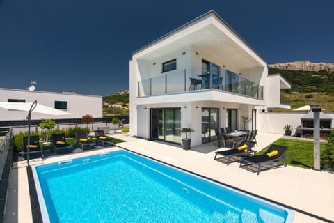 Property building, Balcony/Terrace, Beach, Swimming pool