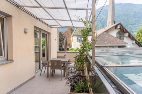 Ferienwohnung mit Garage, Fahrradraum und sehr großer sonnenverwöhnten Terrasse Apartment in Algund