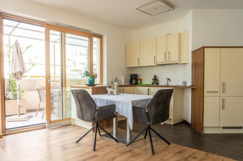 Ferienwohnung mit Garage, Fahrradraum und sehr großer sonnenverwöhnten Terrasse Apartment in Algund