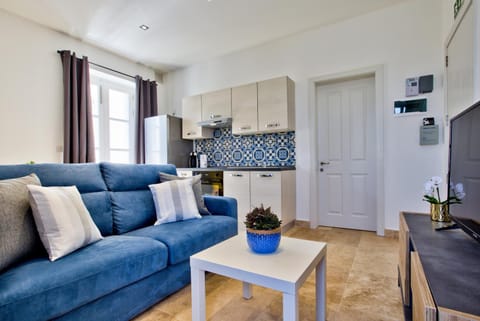 TV and multimedia, Kitchen or kitchenette, Living room, Seating area