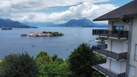 Property building, Nearby landmark, Day, Balcony/Terrace, Lake view, Mountain view