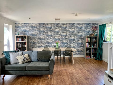 Modern Beach House 3 bed, 3 bath - Balcony sea view House in Wales