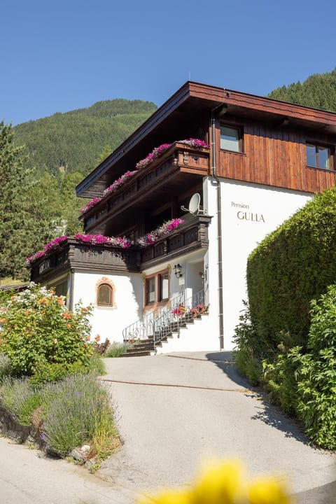 Pension Gulla - Ferienhaus Appartements B&B Bed and Breakfast in Neustift im Stubaital