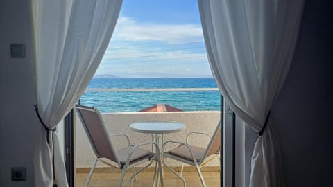 Day, Natural landscape, View (from property/room), Balcony/Terrace, Dining area, Sea view