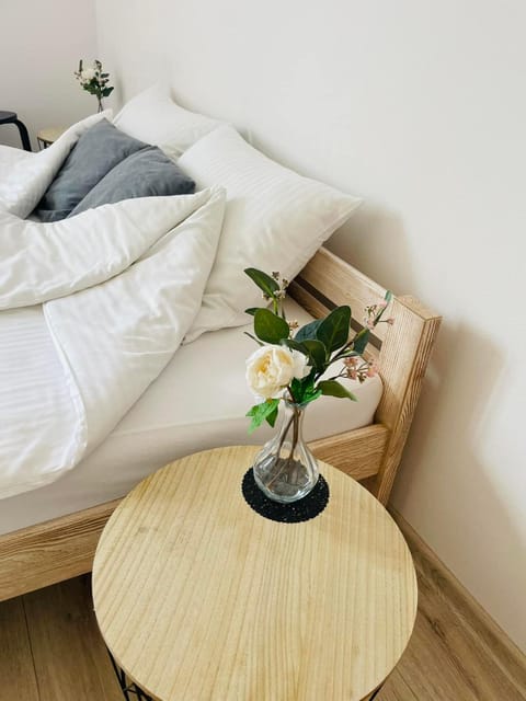 Bed, Photo of the whole room, Seating area, Bedroom