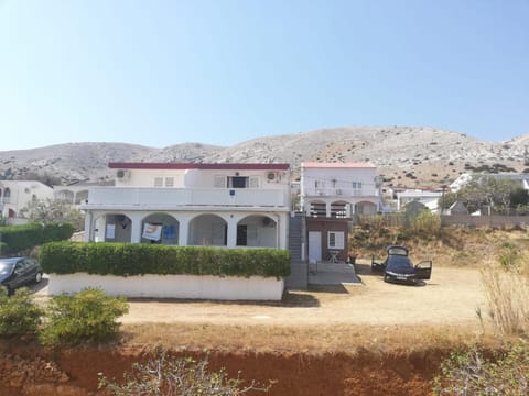 Property building, Facade/entrance, Day, Neighbourhood, Natural landscape, Mountain view, Parking