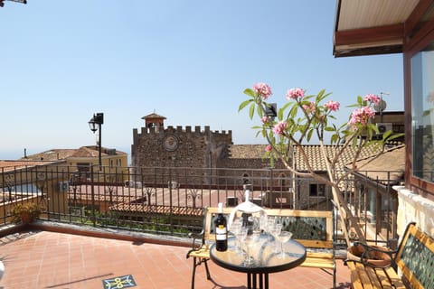 Nearby landmark, Neighbourhood, Balcony/Terrace