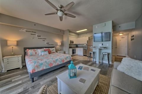 Deluxe Beachfront Studio, Shores of Panama, Oceanviews and Updated Apartment hotel in Panama City Beach