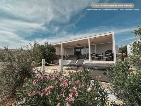 Shower, Property building, BBQ facilities, Hot Tub, Balcony/Terrace, Seating area, sunbed