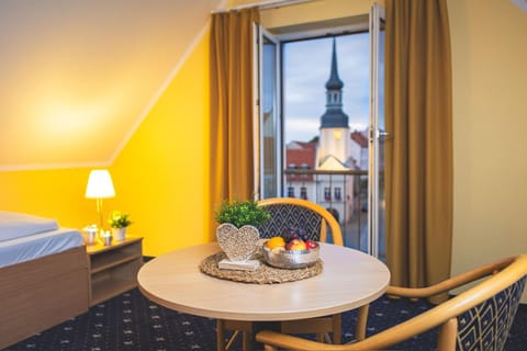 Bed, Living room, Photo of the whole room, Seating area, Dining area, Bedroom