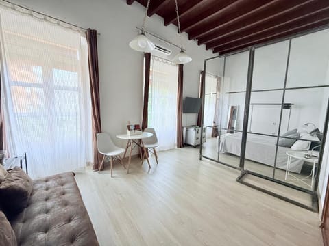 Bed, Living room, Photo of the whole room, Bedroom, air conditioner