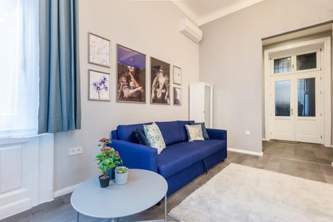 Facade/entrance, View (from property/room), View (from property/room), Living room, Seating area, wardrobe, air conditioner
