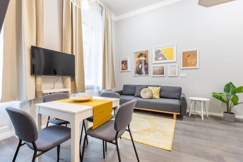 TV and multimedia, View (from property/room), View (from property/room), Living room, Decorative detail, Decorative detail, Seating area, Dining area, internet, internet