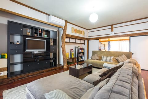 TV and multimedia, Living room, Seating area, Evening entertainment, air conditioner