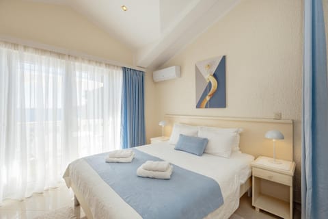 Bed, Photo of the whole room, air conditioner