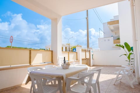 Patio, Day, Natural landscape, Balcony/Terrace, Dining area