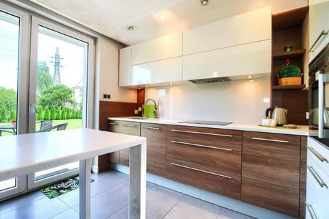 Kitchen or kitchenette, dishwasher, minibar, stove