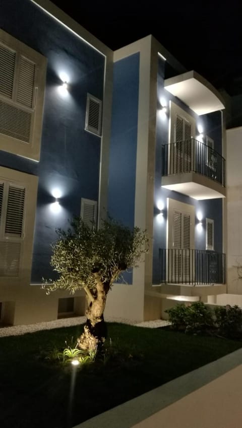 Property building, Facade/entrance, Garden